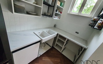 IKEA Küche mit Porcelanosa Arbeitsplatten und Wischleisten Glem White 