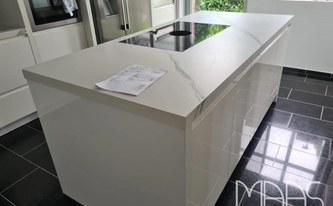 Montage der Infinity Arbeitsplatte und Fensterbank Extra Statuario