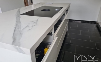 Ceranfeld in der Infinity Arbeitsplatte Extra Statuario