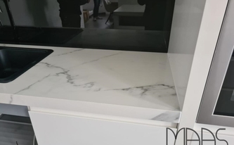 Infinity Arbeitsplatte Extra Statuario mit Gehrungsschürze