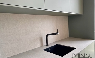Eukalyptus Farbene Küche mit Infinity Arbeitsplatten und Rückwand Concrete Light