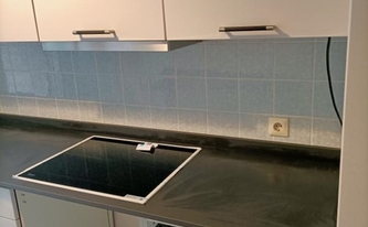 Infinity Arbeitsplatten und Wischleisten Total Black in Köln montiert