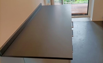 Satinierte Oberfläche der Infinity Arbeitsplatte und Wischleiste Total Black