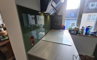 Montage der K-Stone Arbeitsplatten Gaja Moon und Glasrückwände 6003 RAL Olive Grün in Köln