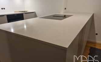 Küche in Köln mit K2 Quarz Arbeitsplatten Ice White