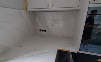 Montage der Keramik SapienStone Arbeitsplatten und Rückwände Premium White in Köln