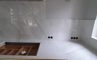 Ausschnitt in der Keramik SapienStone Arbeitsplatte Premium White