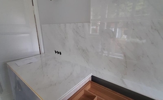 Keramik SapienStone Arbeitsplatte Premium White mit Ausschnitt für das Kochfeld