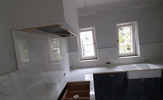Landhausküche in Köln mit Keramik SapienStone Arbeitsplatten und Rückwände Premium White