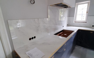 Keramik SapienStone Arbeitsplatten und Rückwände Premium White in Köln montiert