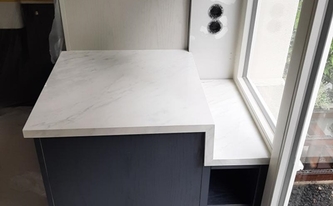 Keramik SapienStone Arbeitsplatten Premium White vor dem Fenster montiert