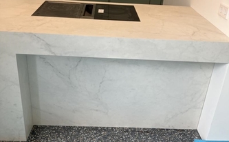 Kücheninsel mit Marazzi Arbeitsplatten Altissimo Marazzi verkleidet