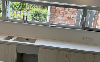Küchenzeile mit Marazzi Arbeitsplatten Altissimo Marazzi
