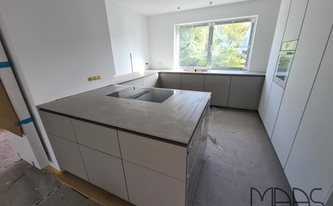 Küche in Köln mit Marazzi Arbeitsplatten Smoke Marazzi