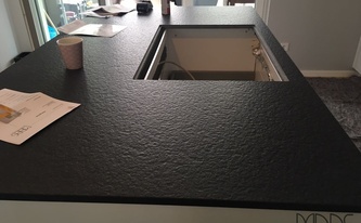 Kücheninsel in der Kölner Küche mit einer Natursteinplatte aus dem Granit Devil Black