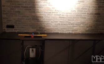 Montage der Neolith Arbeitsplatte Nero