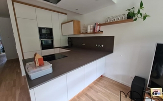 Küche in Köln mit Neolith Arbeitsplatten und Rückwand Barro neolith