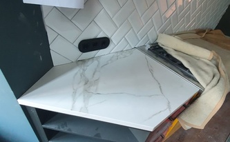 Neolith Arbeitsplatte Calacatta C01 mit Schrägschnitten