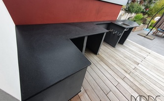 Granit Arbeitsplatten Nero Assoluto Zimbabwe auf der Außenküche in Köln montiert