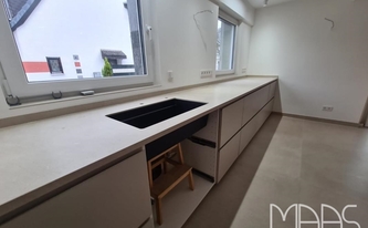 Küchenzeile mit Porcelanosa Arbeitsplatte Bottega Caliza