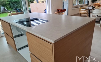 Kücheninsel mit Porcelanosa Arbeitsplatte Bottega Caliza