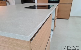 Porcelanosa Arbeitsplatte Bottega Caliza mit 2,5 cm Gehrungsschürzen