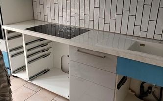 Küche in Köln mit Porcelanosa Arbeitsplatten Glem White