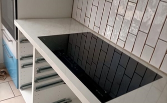 Kochfeld in der Porcelanosa Arbeitsplatte Glem White