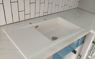 Spüle in der Porcelanosa Arbeitsplatte Glem White