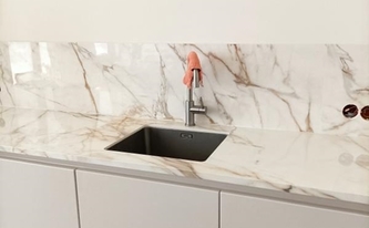 Unterbauspüle in der Küchennische mit Porcelanosa Arbeitsplatte Calacatta Gold