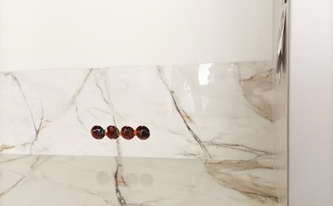 Küchennische mit Porcelanosa Arbeitsplatte Calacatta Gold mit 5 cm Gehrungsschürzen