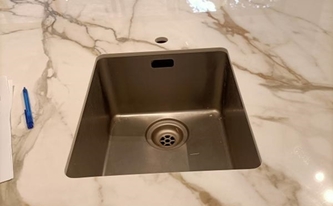 Zweite Unterbauspüle in der Küchennische mit Porcelanosa Arbeitsplatte Calacatta Gold