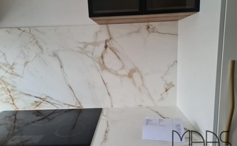 Porcelanosa Arbeitsplatten und Rückwände Calacatta Gold in Köln montiert