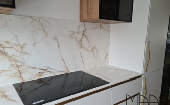 Porcelanosa Arbeitsplatte Calacatta Gold mit Kochfeld