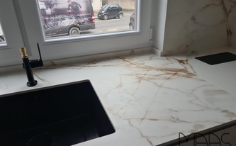 Spüle in der Porcelanosa Arbeitsplatte Calacatta Gold