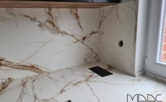 Marmooptik der Porcelanosa Arbeitsplatten und Rückwände Calacatta Gold