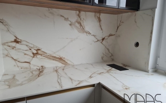 Porcelanosa Rückwände Calacatta Gold mit Steckdosenbohrung