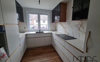 Küche in Köln mit Porcelanosa Arbeitsplatten und Rückwänden Calacatta Gold