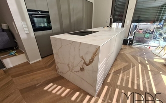 Montage der Porcelanosa Arbeitsplatten und Seitenwange Calacatta Gold in Köln