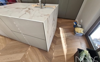 Küche in Köln mit Porcelanosa Arbeitsplatten und Seitenwange Calacatta Gold