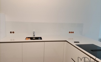 Porcelanosa Arbeitsplatten Moon White und Glasrückwand RAL 9016 in Köln montiert