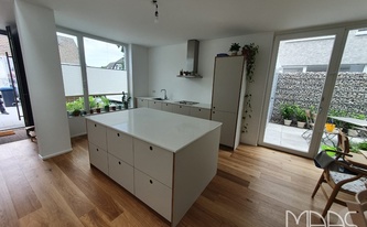 Moderne Küche in Köln mit zwei Quarz Arbeitsplatten und Rückwand Ice White