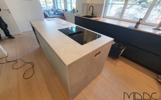 Kücheninsel mit SapienStone Arbeitsplatte und Seitenwangen Platinum White