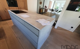 Montage der SapienStone Arbeitsplatte und Seitenwangen Platinum White auf die Kücheninsel