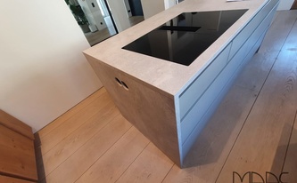 SapienStone Arbeitsplatte Platinum White mit Ceranfeld