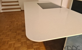 Gerundete Ecke der Silestone Arbeitsplatte Blanco Maple