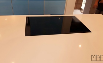 Montage der Caesarstone Arbeitsplatte Perfekt White