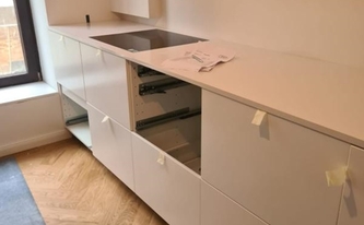 Küche in Köln mit Silestone Arbeitsplatte und Fensterbank Iconic White
