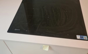Ceranfeld in der Silestone Arbeitsplatte Iconic White