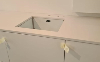 Unterbauspüle in der Silestone Arbeitsplatte Iconic White